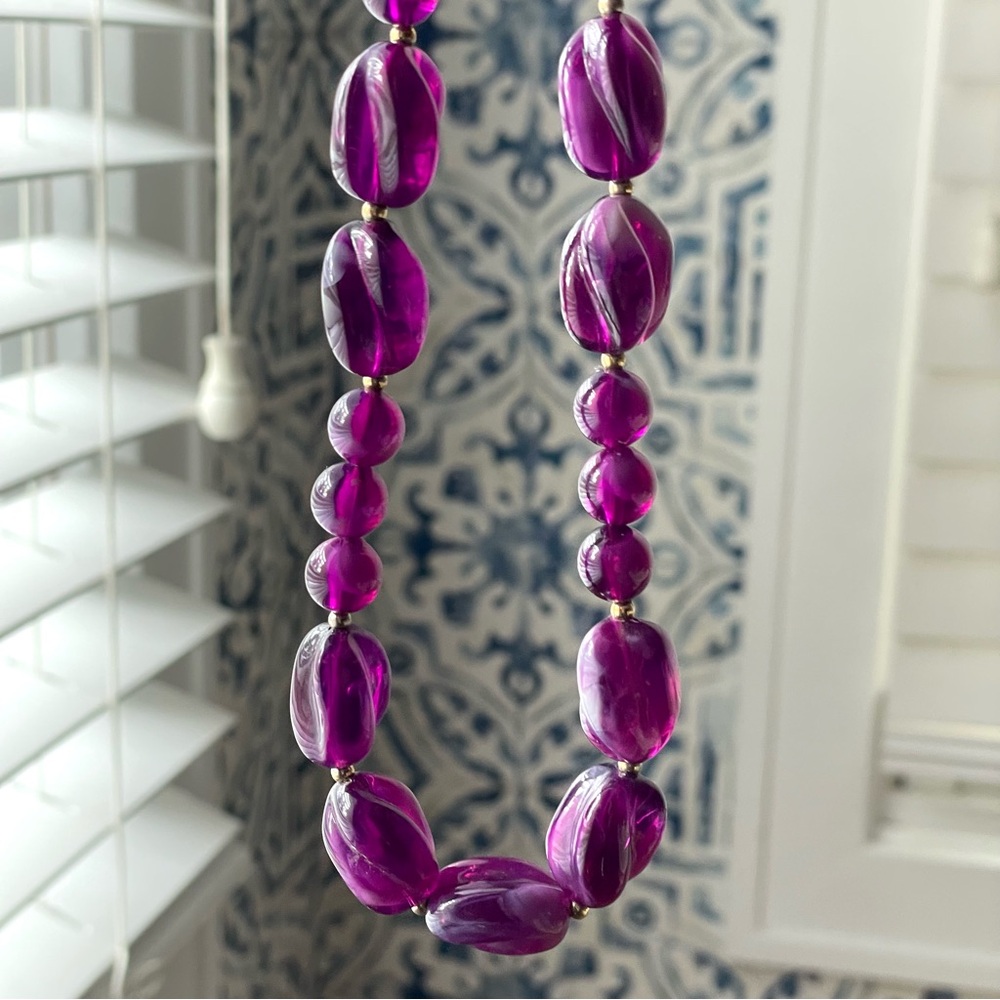 Vintage swirled purple acrylic/lucite beaded necklace - Picture 8 of 10